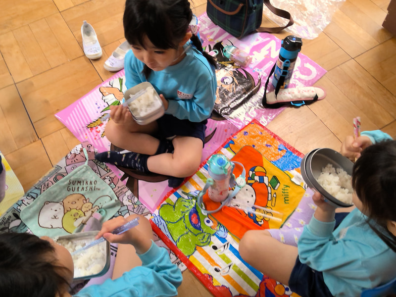 「甘い！」「ご飯のにおいがする！」「火のにおいがする」「お家のご飯と違うね」子どもの感想はいろいろでした。