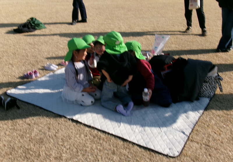 たこあげ途中で、ちょっと休憩。幼稚園ではないところで友達に会えるって嬉しいよね。