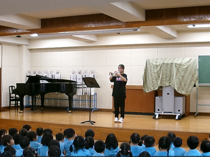 とっても大きな音にびっくりした子どもたち。知っている曲は一緒に歌っていました。「おねえさん すごいね」という声も聞こえてきました。