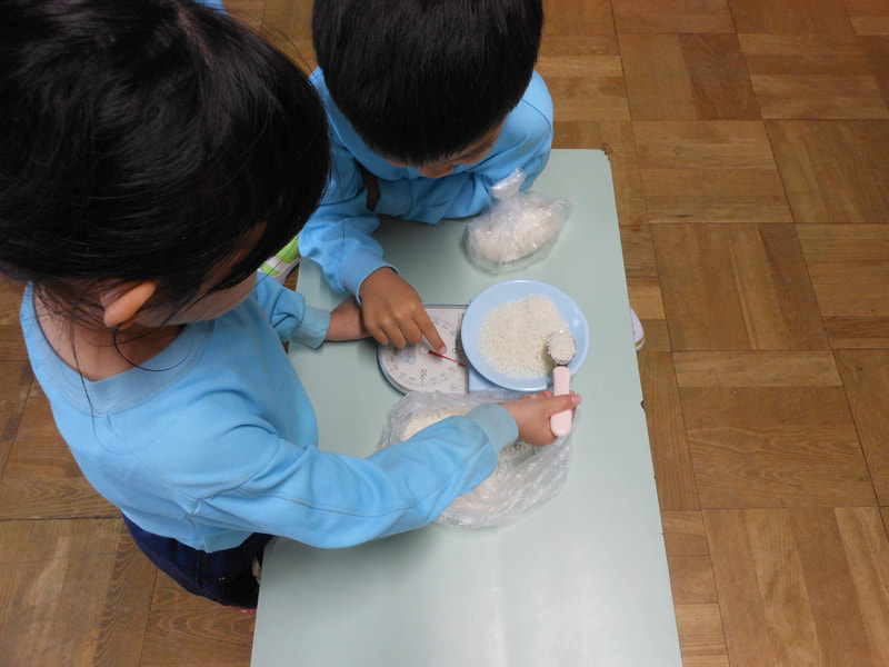 はかりとにらめっこ。「ここまでだよ」