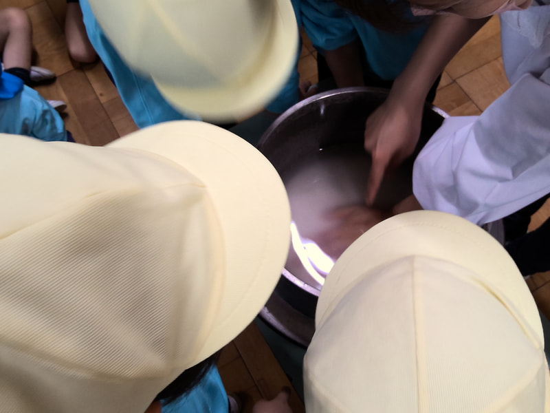 水はどのくらい入れる？「線まで！」「線がないよ」「お母さんが手までって言ってたよってたよ」