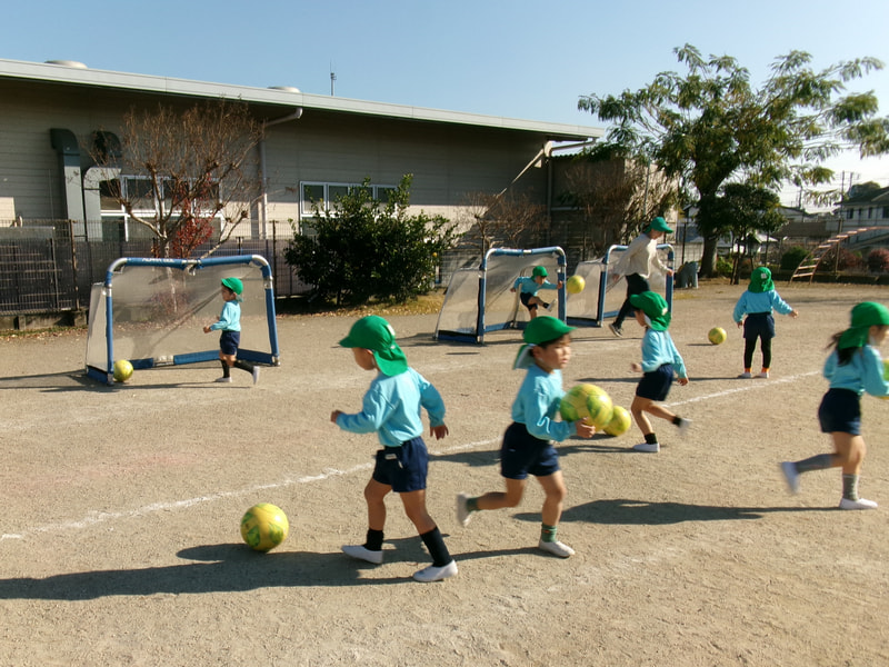 ゴールキーパーのミッチーコーチに取られないようにゴールを目指そう！