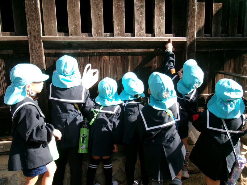 「ここから見えるよ！」板の隙間からのぞいてみました。誰かいるのかな？水車が回ると、どうなるのかな？と興味津々。