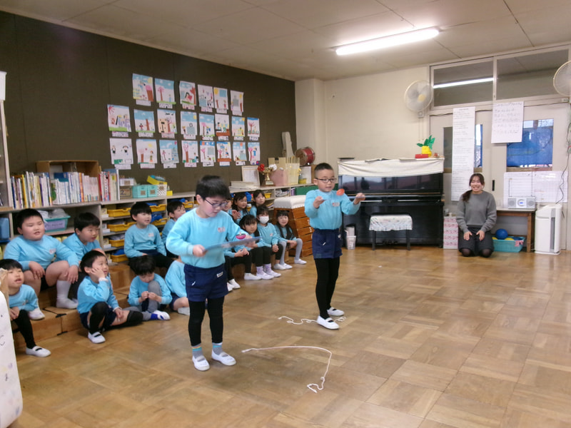 こんな技もできるんだよ。回っているコマを下敷きにのせて、ジャンプ！まだ回ってる！