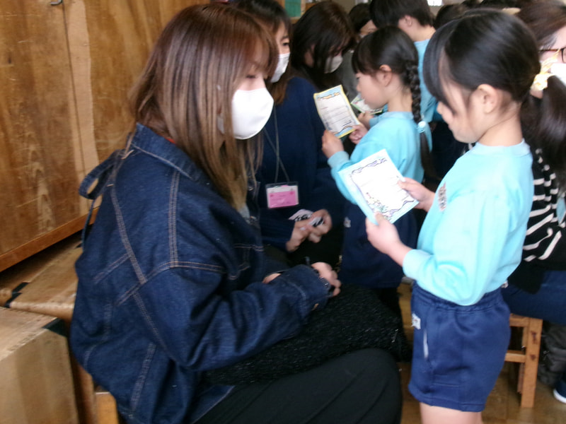 最後はおうちの方に歌とお手紙を届けました。おうちの方は、思わずお子さんをギュッと抱きしめていました。