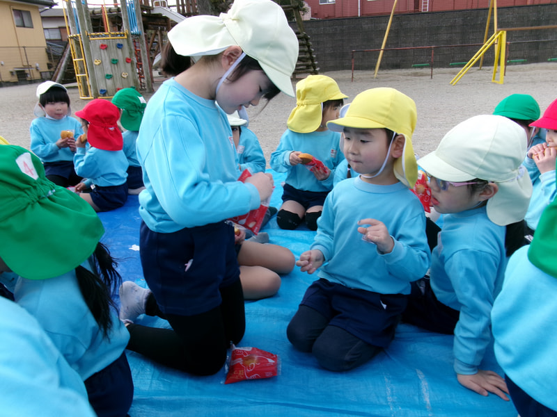 おやつの袋が開かなかった年少さん。でもお姉さんが開けてくれました。