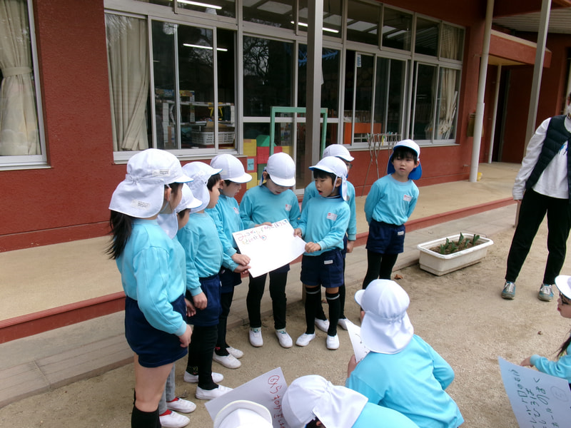 ルールを考えたよ。「 見つかった人はすみれ組に来てください」「鬼は先生たちです」「年中さんたちの部屋も入っていいです」子どもたちが考えたルールに従ってかくれんぼ開始！