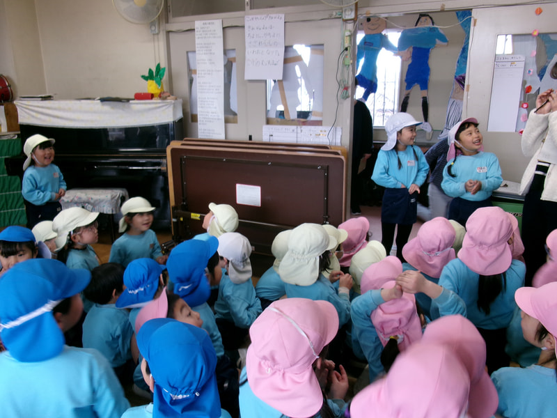 最後まで見つからなかったのはこの二人！「私は、このすみれ組の先生の机の下にいたよ」「私は年少組の棚の下！」