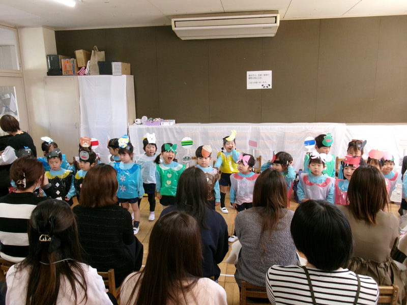 一人一人が色からイメージするものになって同じ色のバスに乗車しました。