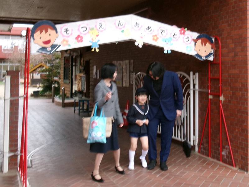 お家の方と一緒に初めてこの門をくぐった日は制服がぶかぶかでした。