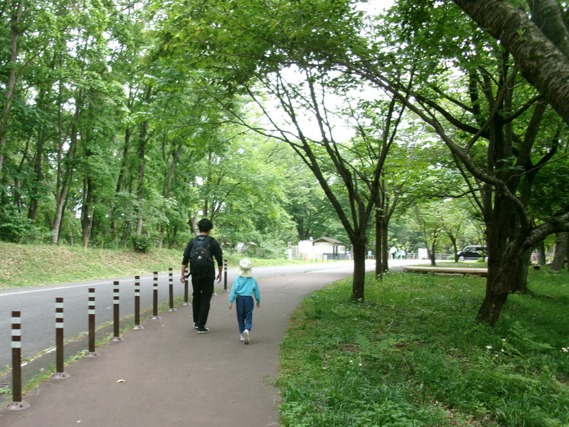 帰り道。「ちょっと寄り道していこうか」とお父さん。「お母さんにばれたらどうする？」「秘密にしておけば大丈夫だよ」たまにはこんなこともいいよね。