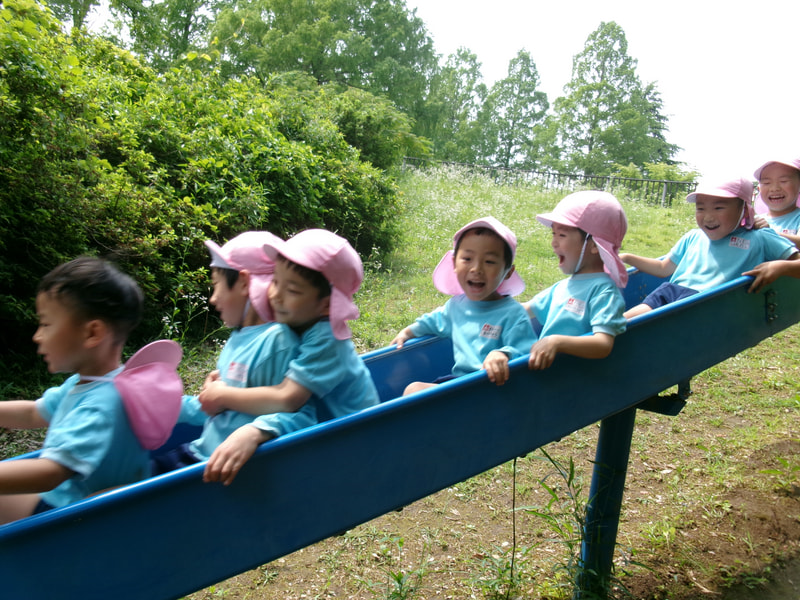 みんなつながって！前の子は踏ん張って待っているのが大変でしたが、長くつながったら「きゃあ～」と大喜び。