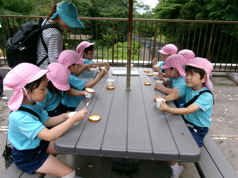 アイスクリームでひと息。冷たくておいしいね。ヤギの味がする⁉