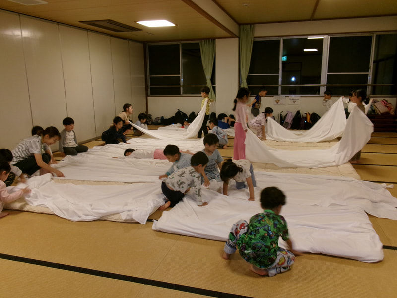 お家でもシーツを敷いてるの？と思うほど上手な子がいました。やっていなくてもお母さんがやっている姿を見ているとまねっこできるんだね。