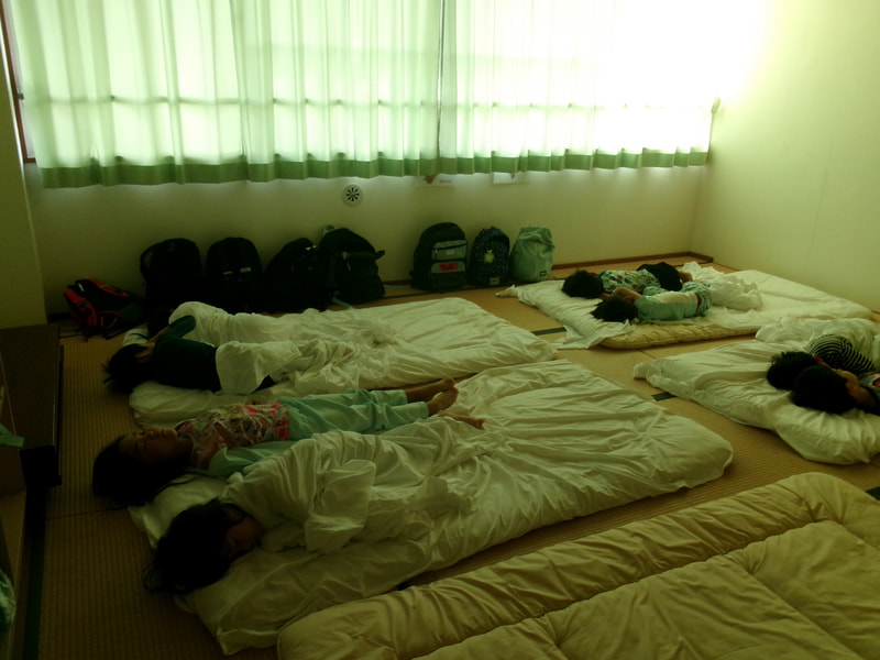 起床３分前。まだまだぐっすりの子どもたちです。