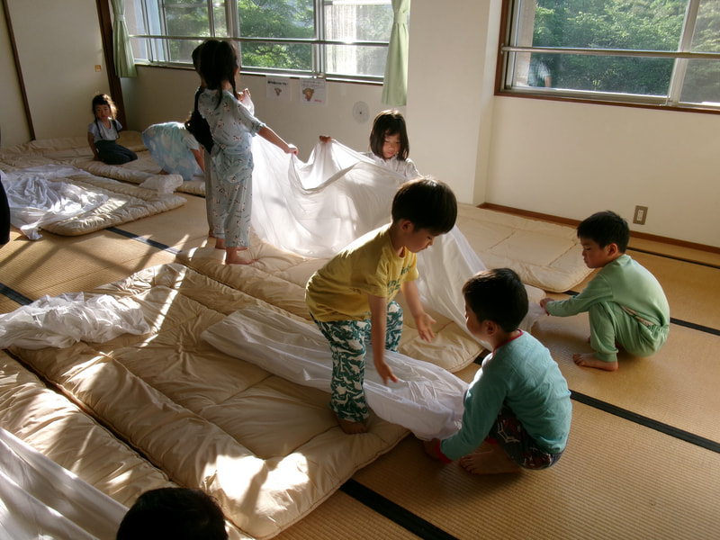 さあ、布団を片付けよう。幼稚園で、製作シートを片付けている経験が活かされているね。