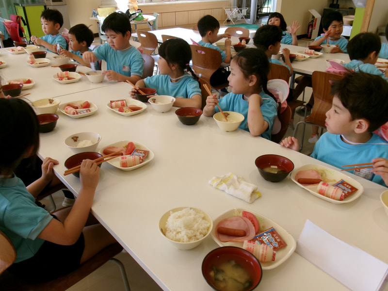 朝ごはん。よく寝たからか食欲のある子どもたちでした。