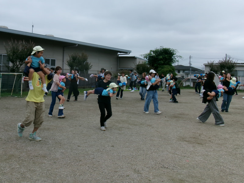 おうちの方のジェットコースタに乗ってしゅっぱ～つ！だいぶ激しいジェットコースターに子どもたちはキャーキャー言っていました。