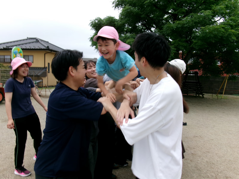お魚になっておうちの方の腕の上を泳いで渡ろう。ちょっと怖い！すごくおもしろい！