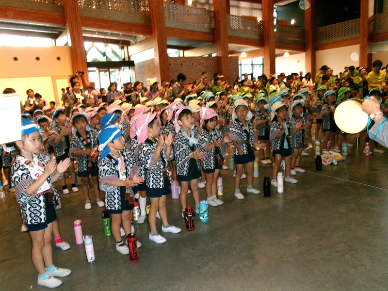 出陣式。参加する３園一緒に手打ちをして、「最後まで頑張ろう！」