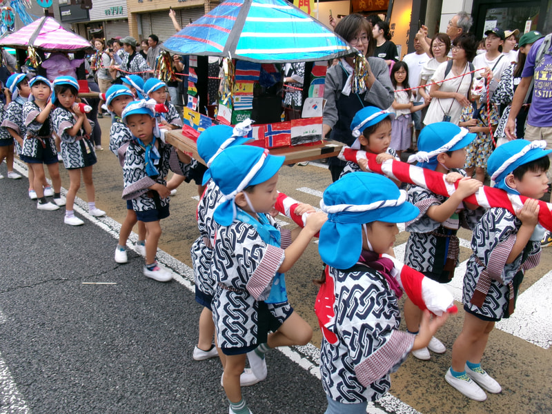 わっしょい！わっしょい！沿道の小学生も一緒に応援してくれて、年長さんの力になりました。