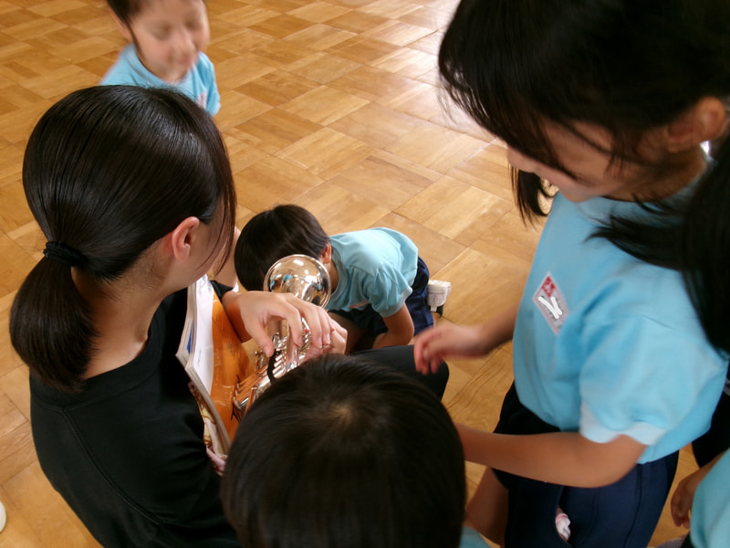 演奏後には楽器を見せてもらいました。中はどうなっているのかなあと興味津々でのぞき込んでいました。