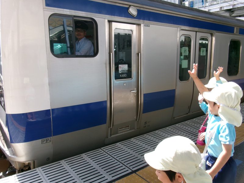 乗車した電車は、線路の安全点検のため、遅れました。下車したときに運転手さんが「遅れてごめんね」と声をかけてくれて、子どもたちは元気に手を振っていました。