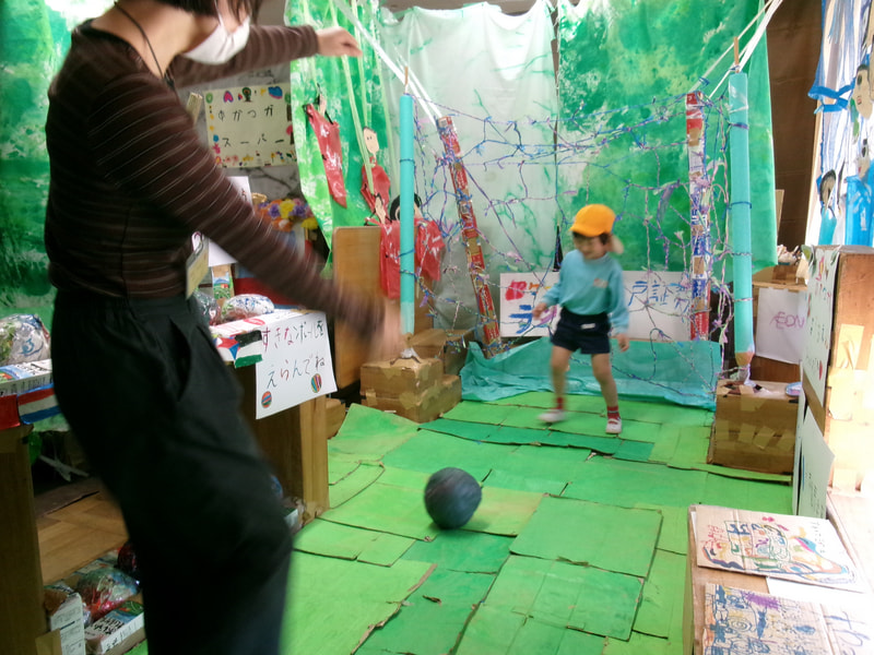「にこにこランド」にはサッカー場もあって、おうちの方とＰＫ合戦！
