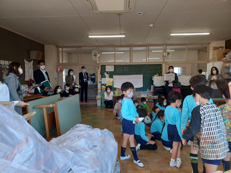 子どもたちも小学校の先生に興味津々