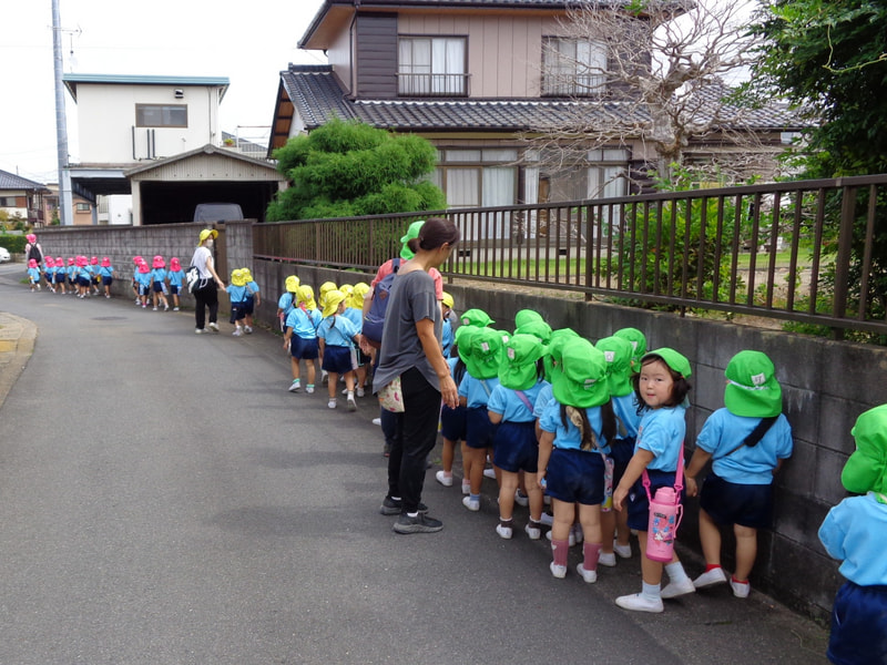 園外のポストへ。年少さんも道路の端っこを歩いていきました。