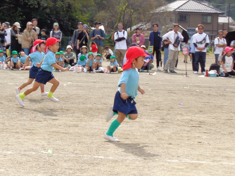 幼稚園で一番小さなお友達。おうちの方を目指してよういドン。最後まで元気に走ったね。