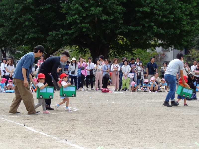 ２歳児教室のいちご組さん。バスに乗ってお出かけです。