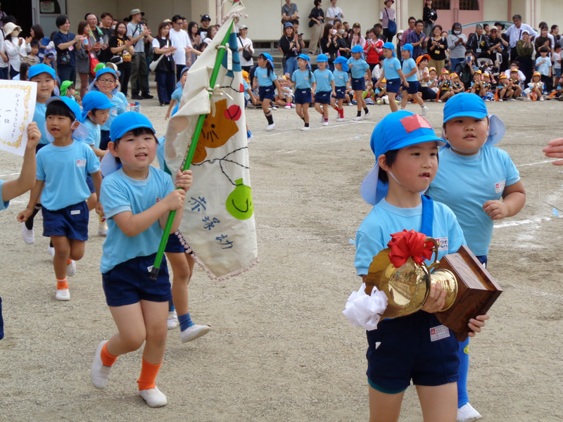 やったー！ウィニングラン！１位のクラスも頑張ったけど、他のクラスの子どもたちも自信をもって堂々と走っていたね。