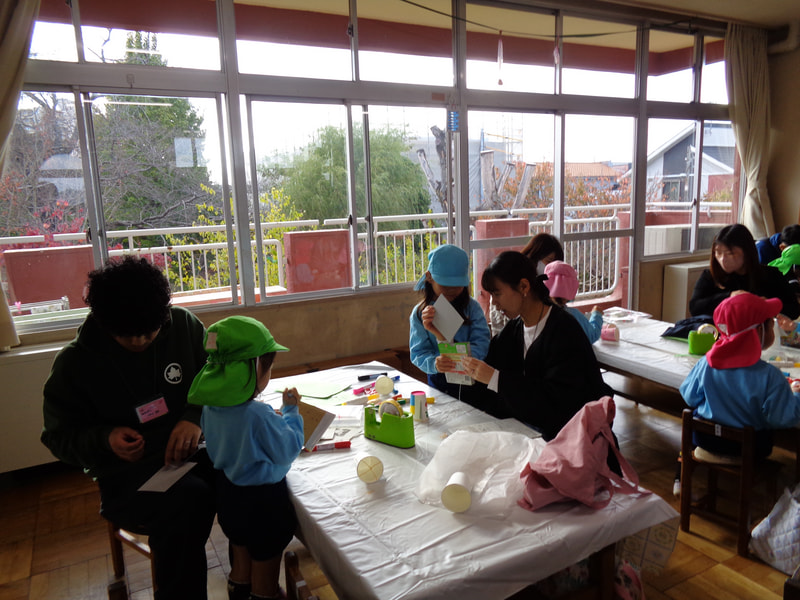 おうちの方と一緒におもちゃを作ったよ。おうちの方に手伝ってもらって出来上がったおもちゃに、子どもたちは大喜び。年長さんになると自分のアイディアを出して作り上げていました。