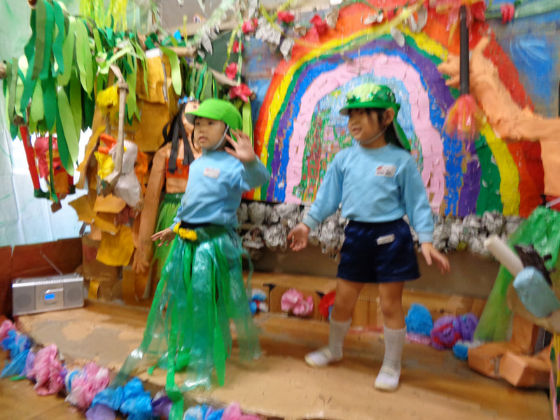 わくわくランド③ハワイアンズのステージでは、みんながフラダンスに挑戦！衣装も年長さんが用意してくれました。