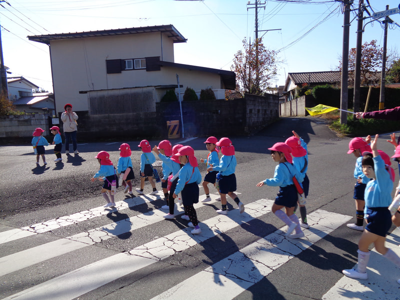 並んで歩くのが上手になった年少組さん。「さあ、青だよ。渡るよ！」手をあげてキョロキョロしながらそれ急げ～。