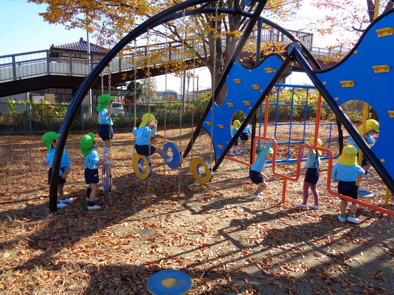 公園に無事到着。「楽しいね。もう１回やろうよ！」初めての遊具とたくさんの落ち葉に大興奮でした。