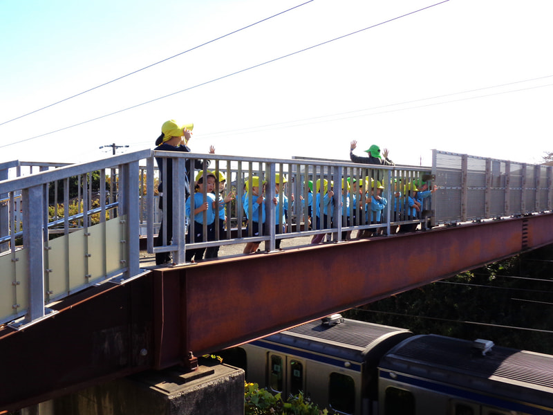 「おーい！こっちだよ」電車の運転手さんが気付き、プォ～ンと警笛を鳴らしてくれて嬉しかったね。