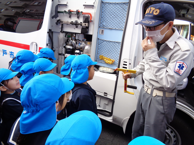 救急車の中には道具がたくさん！「これは何ですか」「どうやって使うんですか」と質問攻めの子どもたちでした。署員の皆さん、すべての質問に答えてくれてありがとうございました。