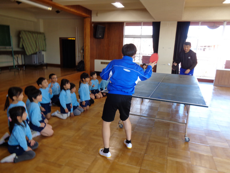 本を読んでもらったり、お姉さんのピアノに合わせて手拍子をしたりと中学生の得意なことを見せてもらいました。卓球クラブのお兄さんは体育活動の講師と勝負。結果はお兄さんの圧勝でした。