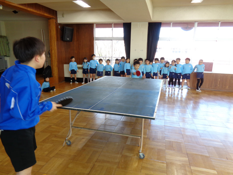 子どもたちも卓球にチャレンジ。玉を打ち返せるかな。