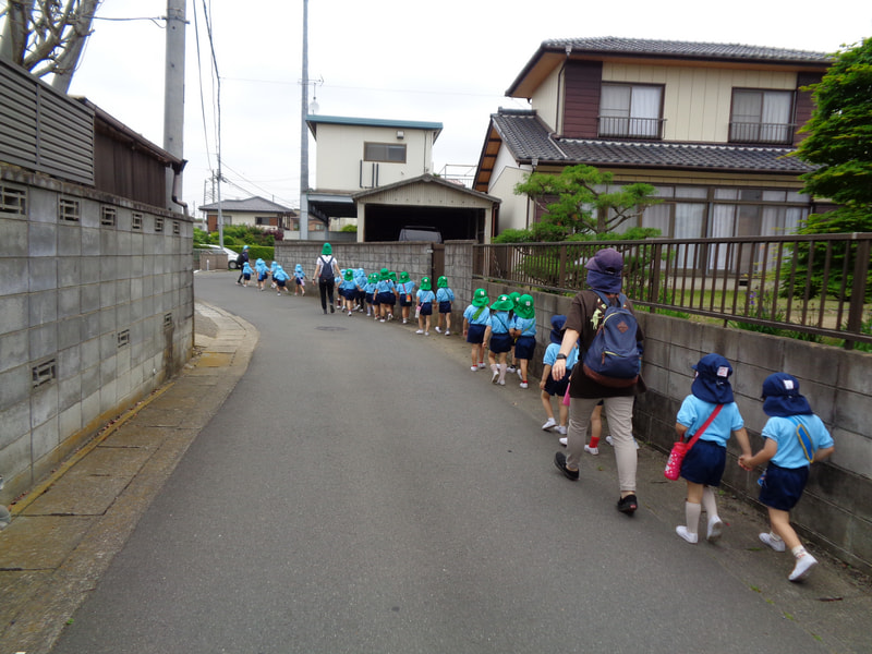幼稚園から歩いていきました