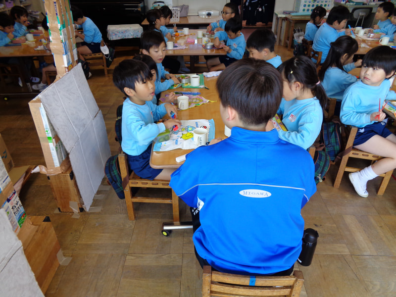 お兄さんのお弁当箱　おっきい！大きなハンバーグが入っているね。僕のお弁当も見て！