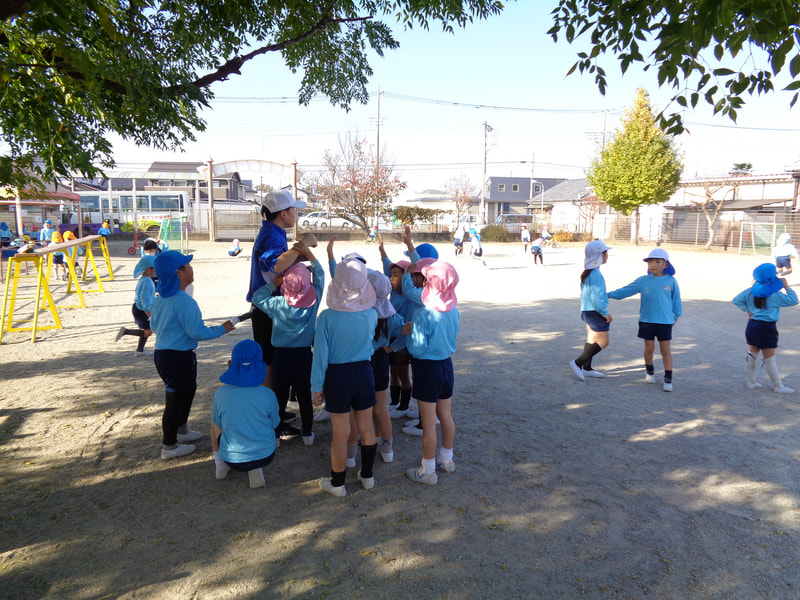 次は僕たちが鬼になるよ。お兄さん　かけっこ速いなあ。でも、負けないからね。