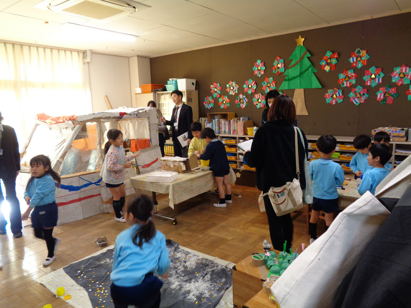 たくさんの先生がお部屋に来てくださいました。でも、子どもたちはいつも通りでした。