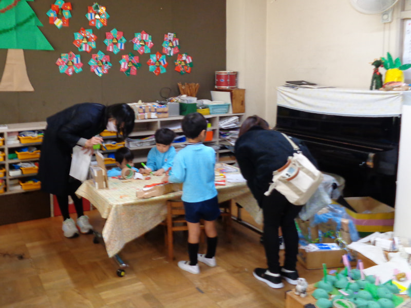 「なにしているの？」「新幹線こだまを作っているんだ」自分がやっていることを説明していました。