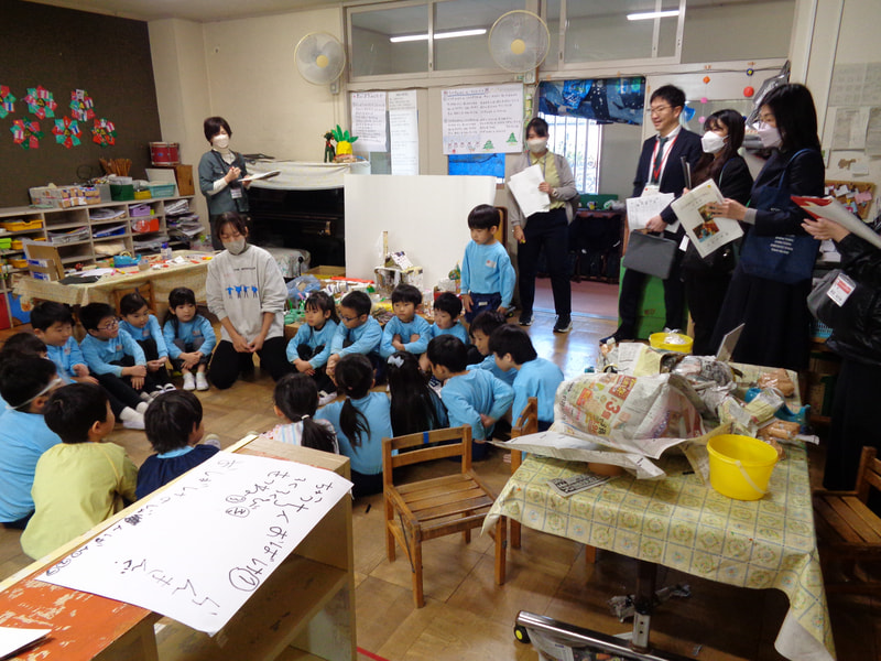 今日の遊びを振り返ってみよう。砂をペットボトルに入れるためにどうしたのか みんなに伝えていました。自分の考えを言葉にして相手に分かるように話すことは小学校生活でも大事なことですね。