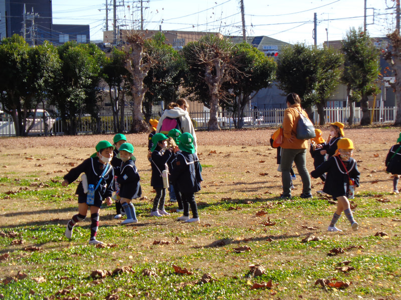 カサッ　カサッ　葉っぱを踏むといい音がする！あれっ、なんかいい匂いもしてきたよ。　