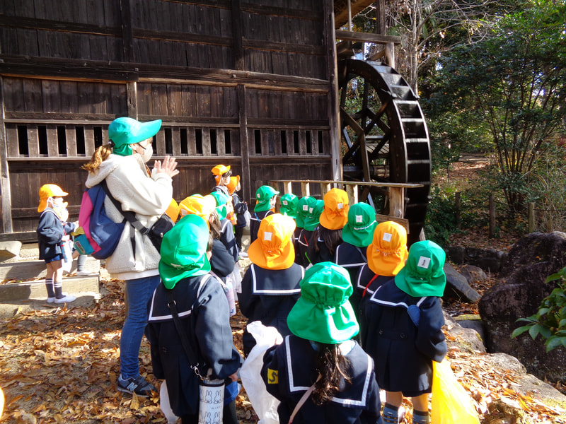 水車が動いた！水がたまると動くんだね。