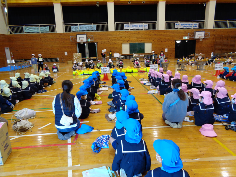 １年生が今日の遊び方を話してくれます。どんなことをして遊べるのかな。